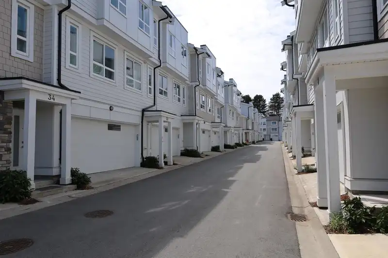 17 8181 135A STREET - photo 3 of 15