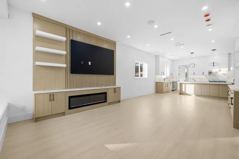 16471 20 AVENUE - photo 3 of 25