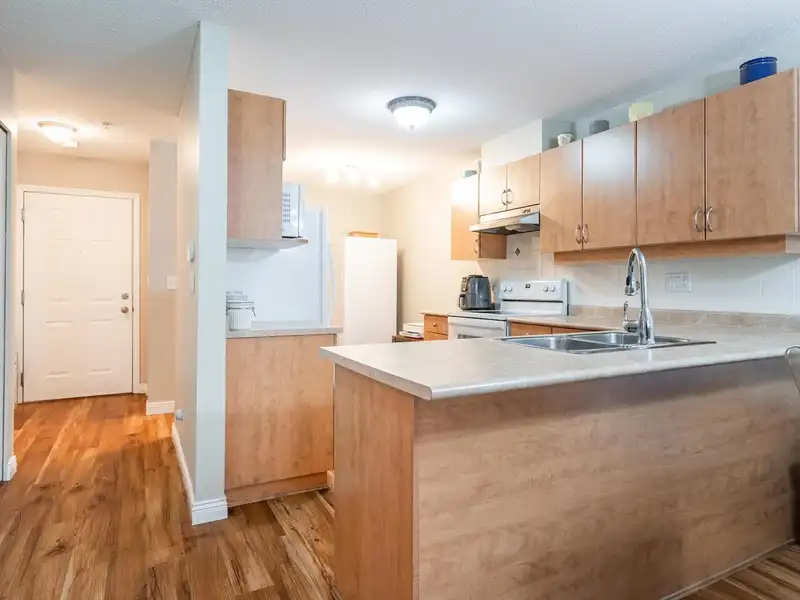 208 1668 GRANT AVENUE - photo 2 of 22
