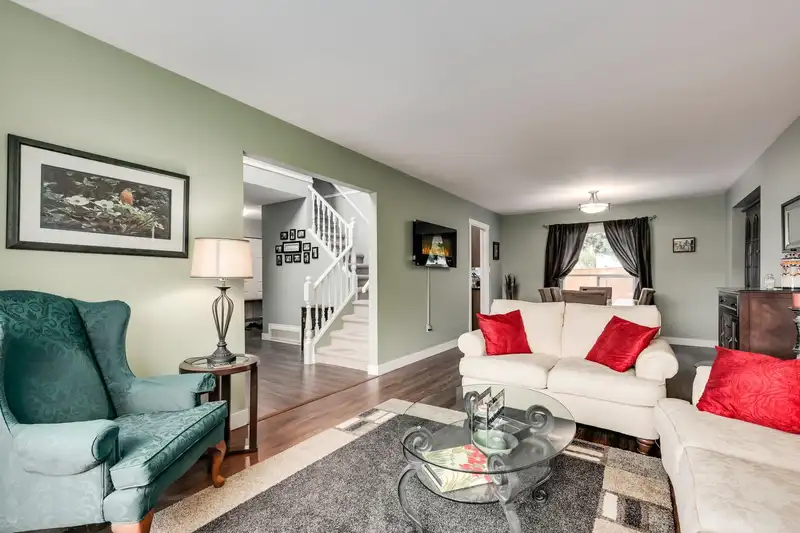 21082 92A AVENUE - photo 4 of 32
