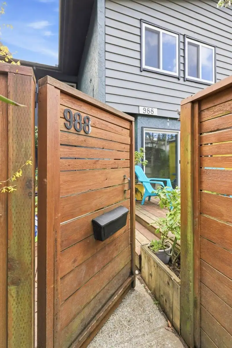 988 HOWIE AVENUE - photo 3 of 40
