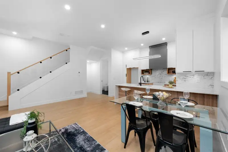 1-1160 ROSSLAND STREET - photo 3 of 36