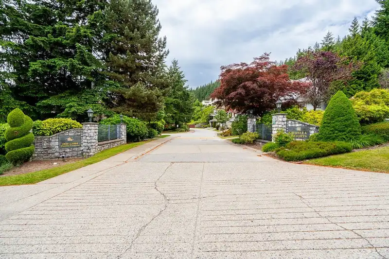 1687 PLATEAU CRESCENT - photo 3 of 38