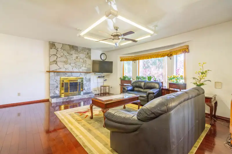 14959 90A AVENUE - photo 2 of 35