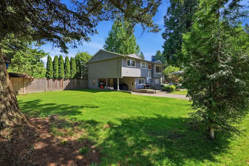 20783 THORNE AVENUE - photo 2 of 36