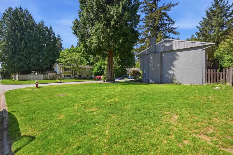 20783 THORNE AVENUE - photo 3 of 36
