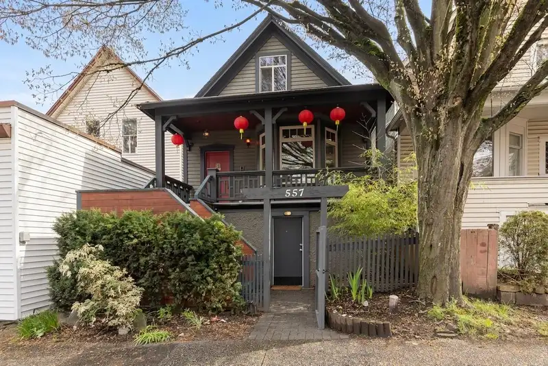 557 PRIOR STREET - photo 1 of 40