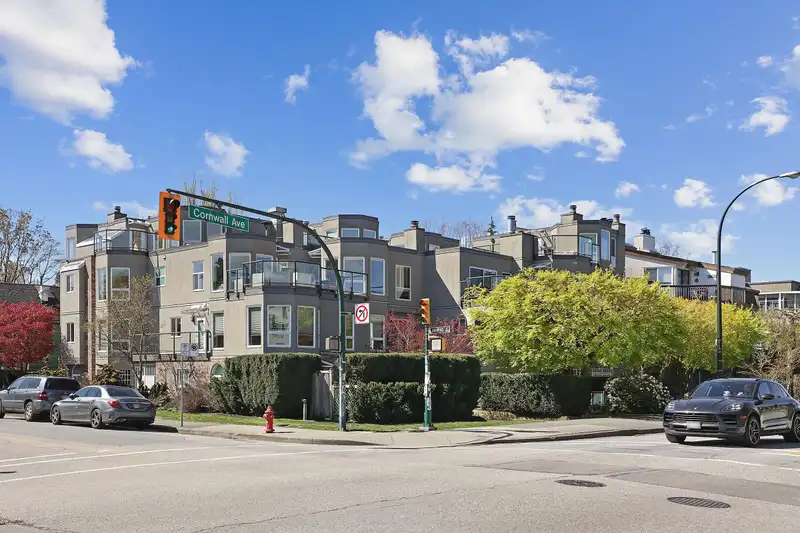 301 2110 CORNWALL AVENUE - photo 2 of 23