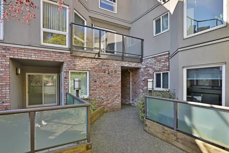 301 2110 CORNWALL AVENUE - photo 3 of 23