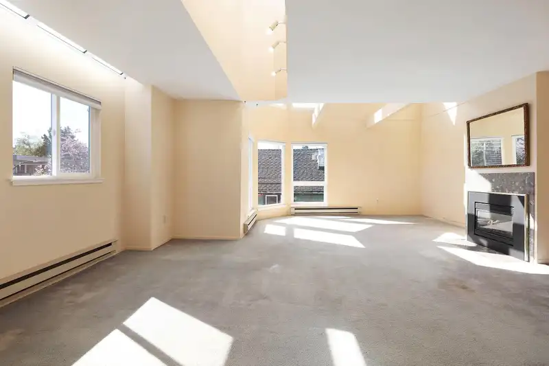 301 2110 CORNWALL AVENUE - photo 4 of 23