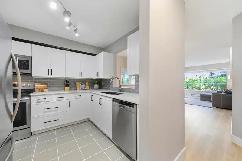 111 6820 RUMBLE STREET - photo 4 of 31