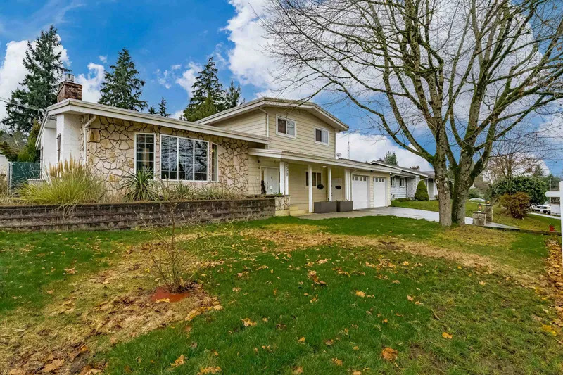 2523 SUNNYSIDE CRESCENT - photo 1 of 25