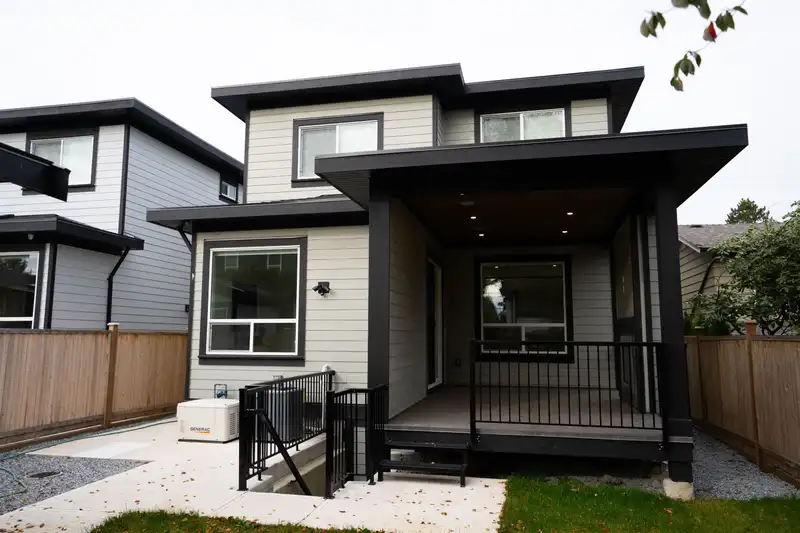 11798 84 AVENUE - photo 3 of 17