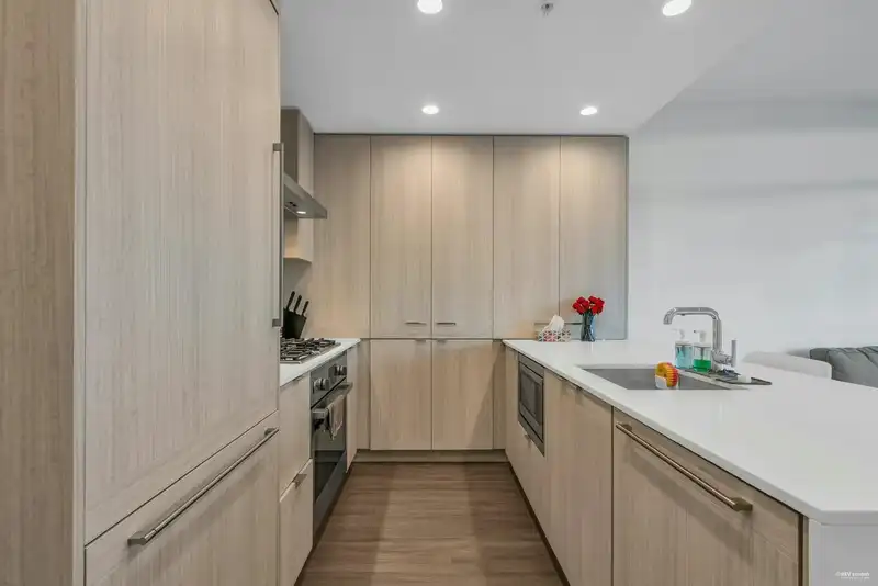 1902 2311 BETA AVENUE - photo 4 of 9