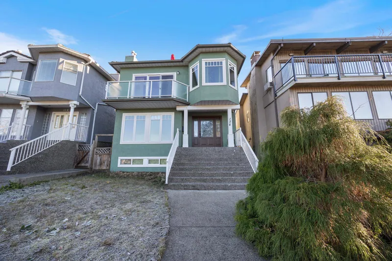 128 HYTHE AVENUE - photo 3 of 25