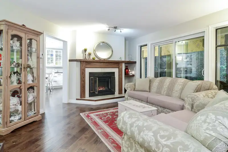 105 13894 102 AVENUE - photo 2 of 15