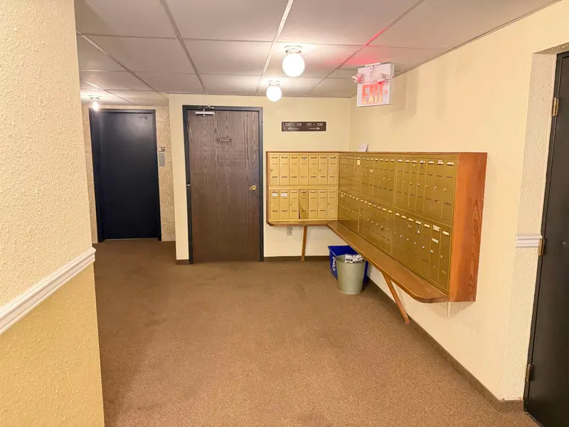 109 3925 KINGSWAY - photo 2 of 10