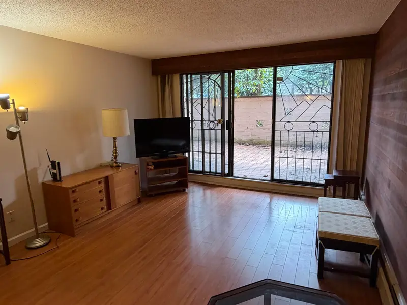 109 3925 KINGSWAY - photo 4 of 10