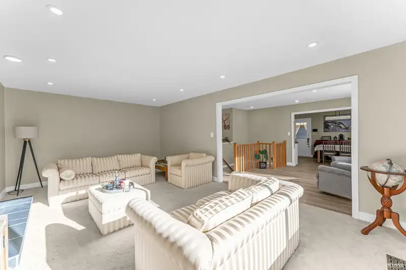 14717 16A AVENUE - photo 3 of 32