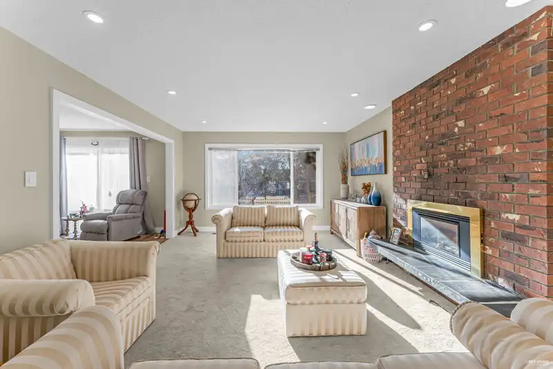 14717 16A AVENUE - photo 4 of 32