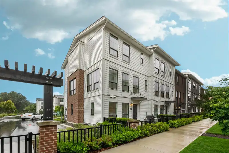 6 2774 MONTROSE AVENUE - photo 1 of 40