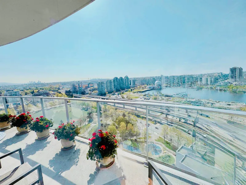 2901 58 KEEFER PLACE - photo 1 of 18