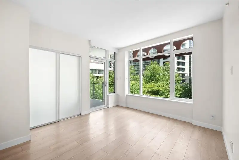 302 111 E 1ST AVENUE - photo 4 of 39