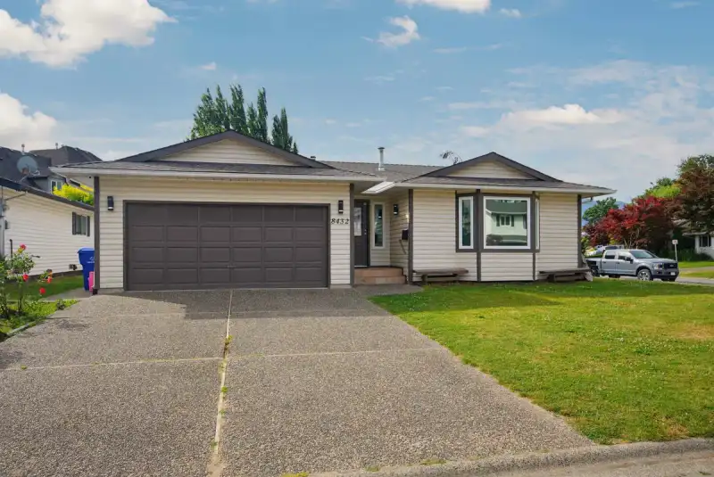 8432 PIPER CRESCENT - photo 1 of 33