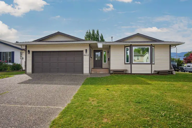 8432 PIPER CRESCENT - photo 2 of 33