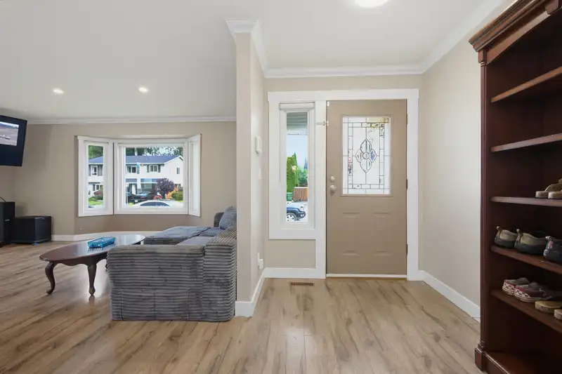 8432 PIPER CRESCENT - photo 4 of 33