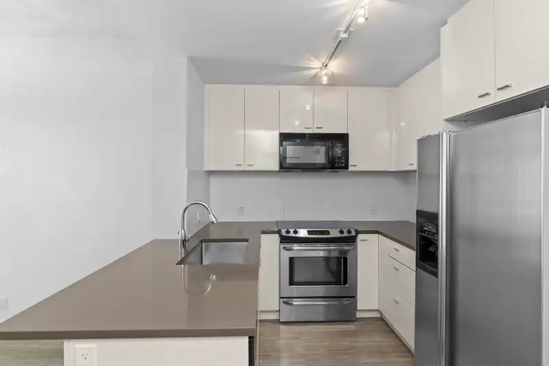 204 13925 FRASER HIGHWAY - photo 3 of 39