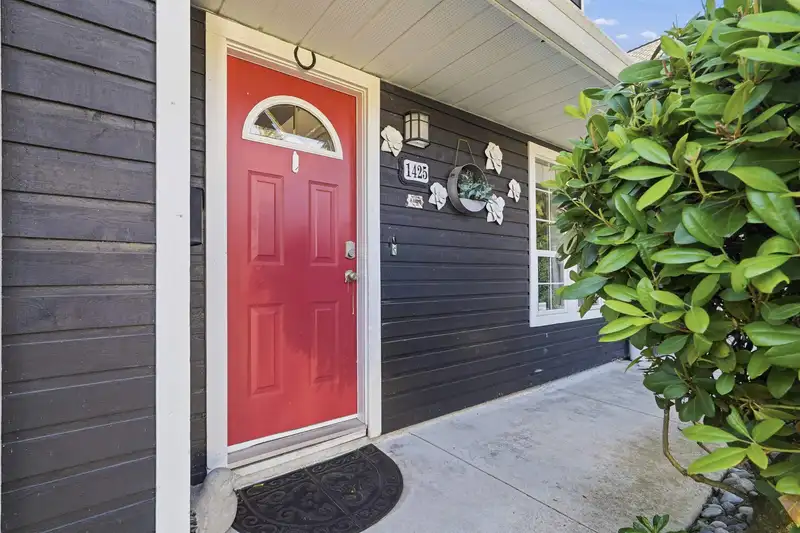 1425 129 STREET - photo 3 of 34