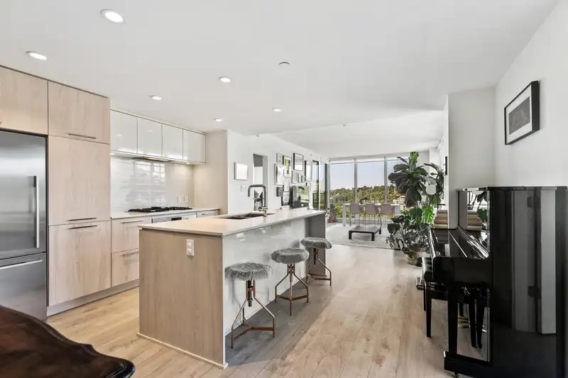 1807 680 SEYLYNN CRESCENT - photo 4 of 40
