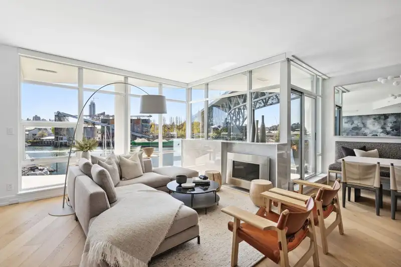 303 628 KINGHORNE MEWS - photo 1 of 29