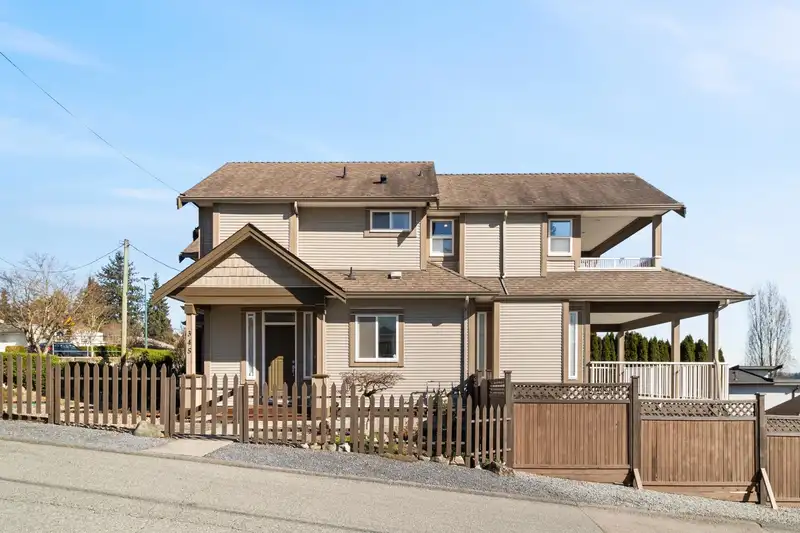 345 THERRIEN STREET - photo 2 of 34