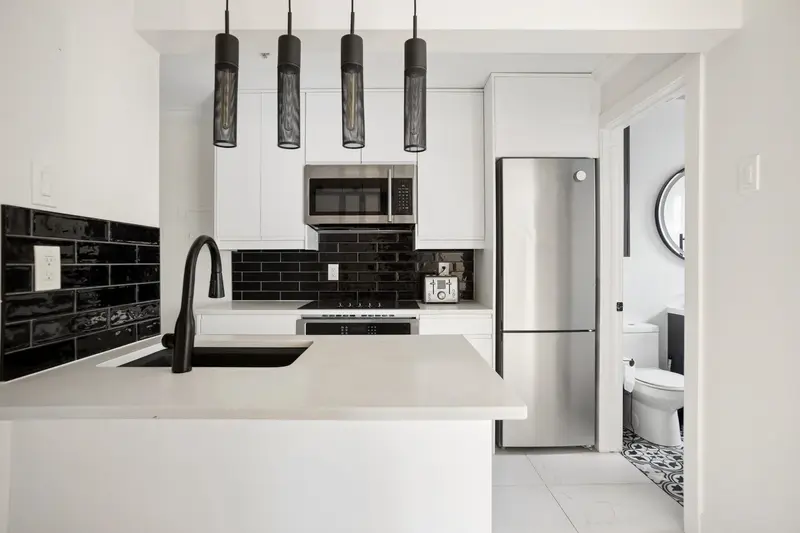 213 1940 BARCLAY STREET - photo 1 of 18