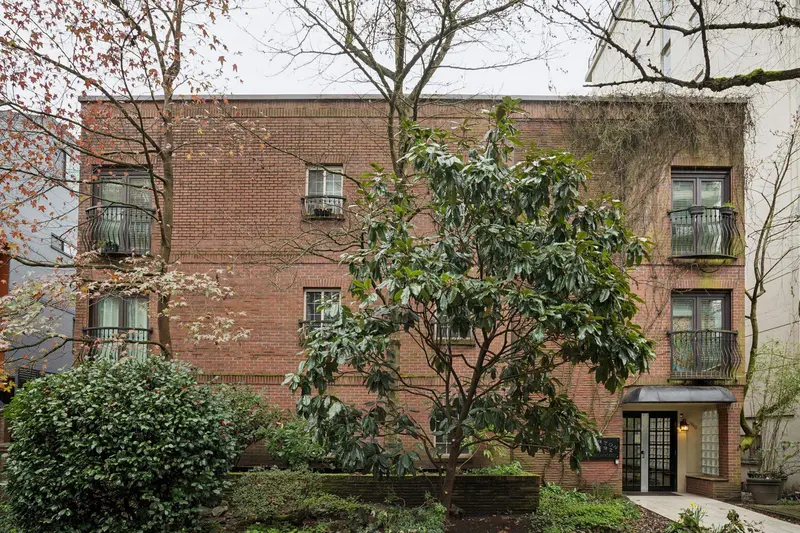 213 1940 BARCLAY STREET - photo 4 of 18