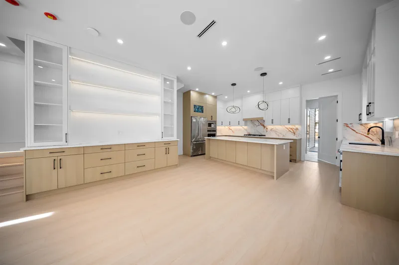 16473 20 AVENUE - photo 3 of 25