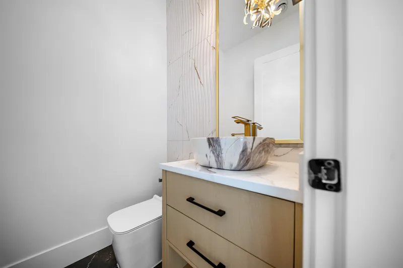 16473 20 AVENUE - photo 4 of 25