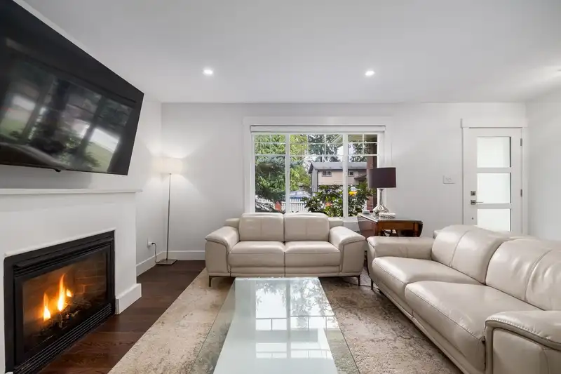 20150 44A AVENUE - photo 4 of 29