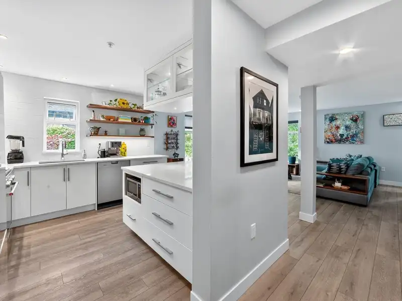 202 4272 ALBERT STREET - photo 3 of 29