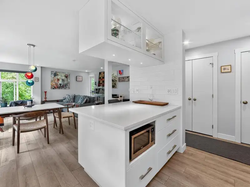 202 4272 ALBERT STREET - photo 4 of 29