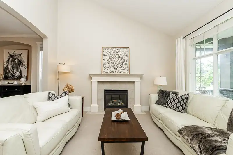 21075 83A AVENUE - photo 4 of 39