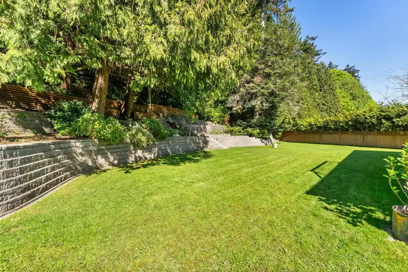 905 EDEN CRESCENT - photo 3 of 38