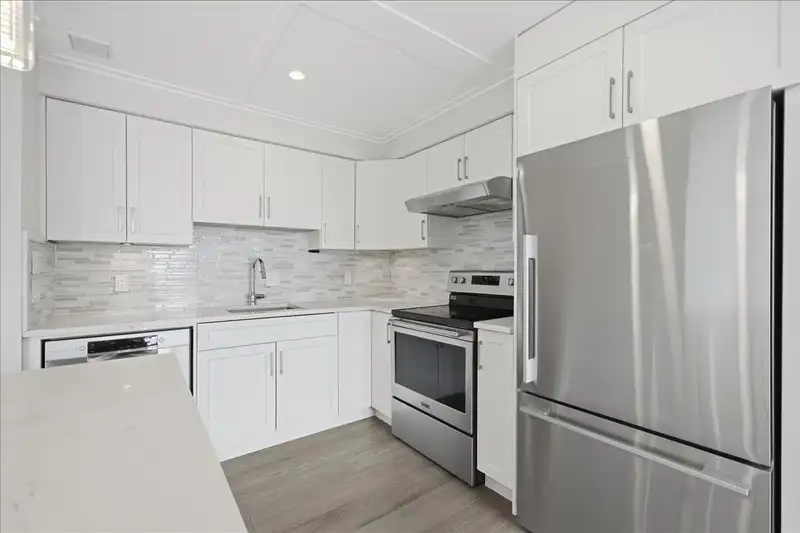 802 1745 ESQUIMALT AVENUE - photo 3 of 33