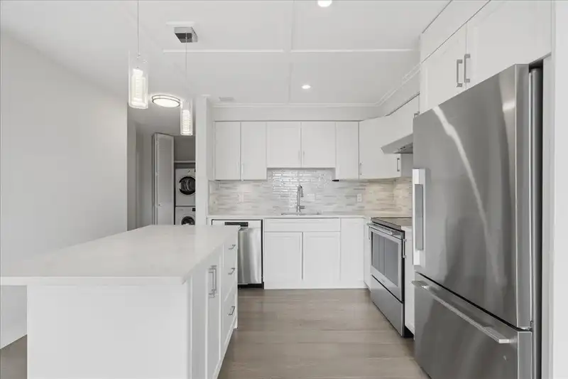802 1745 ESQUIMALT AVENUE - photo 4 of 33
