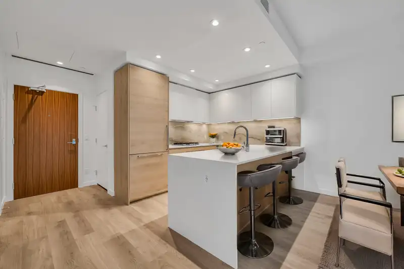 404 680 QUAYSIDE DRIVE - photo 2 of 27
