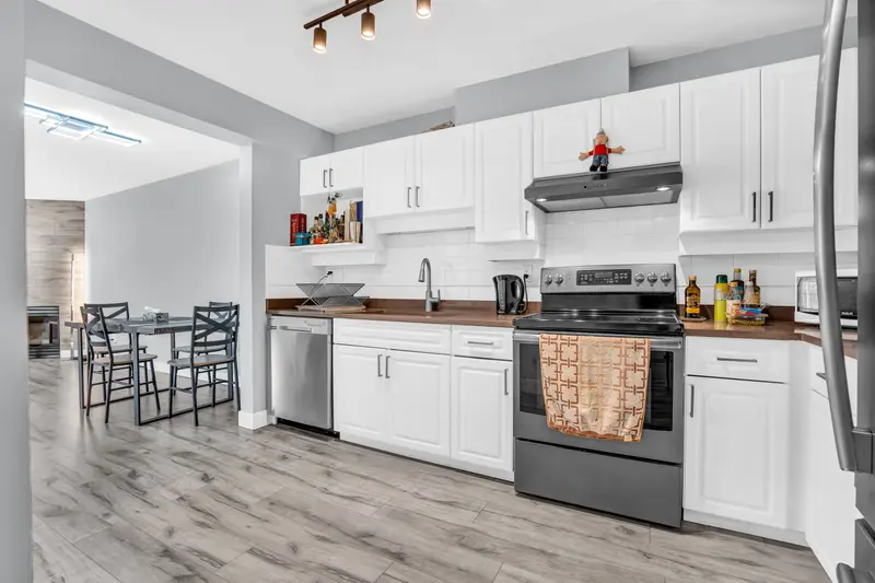 301 1655 GRANT AVENUE - photo 2 of 10