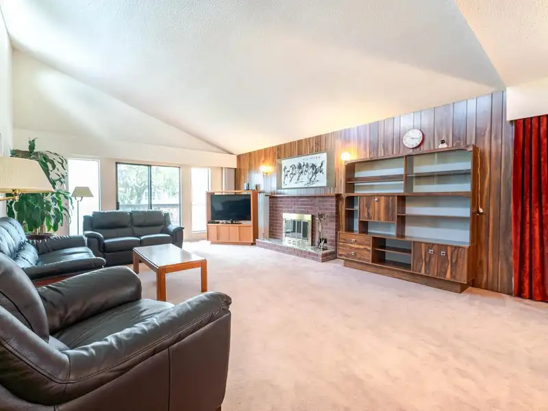 2278 E 39TH AVENUE - photo 4 of 35