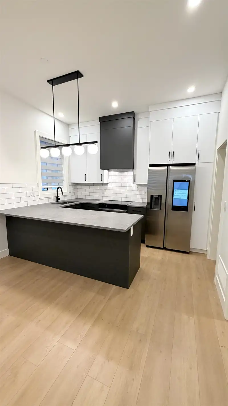 1 1436 E 1ST AVENUE - photo 3 of 26